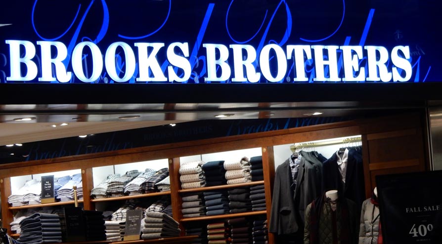 As fachadas elegantes, com letras em acrílico, da rede Brooks Brothers