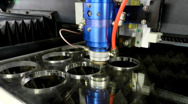 Equipamentos de Corte a laser e fresadoras CNCs mudam radicalmente a cara do setor do acrílico