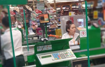 Barreiras de proteção de acrílico nos caixas do Supermercado Sondas