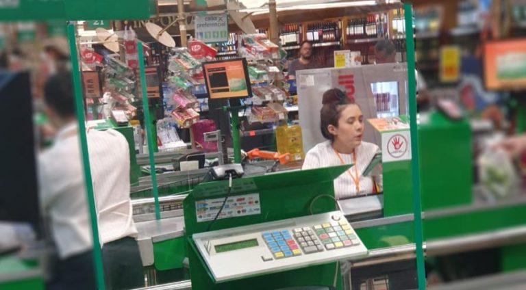 Barreiras de proteção de acrílico nos caixas do Supermercado Sondas