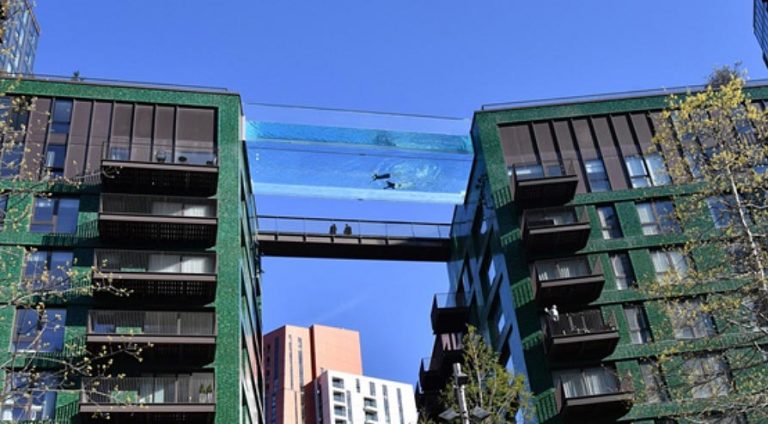 Piscina acrílica colgante conecta edificios de lujo en Londres