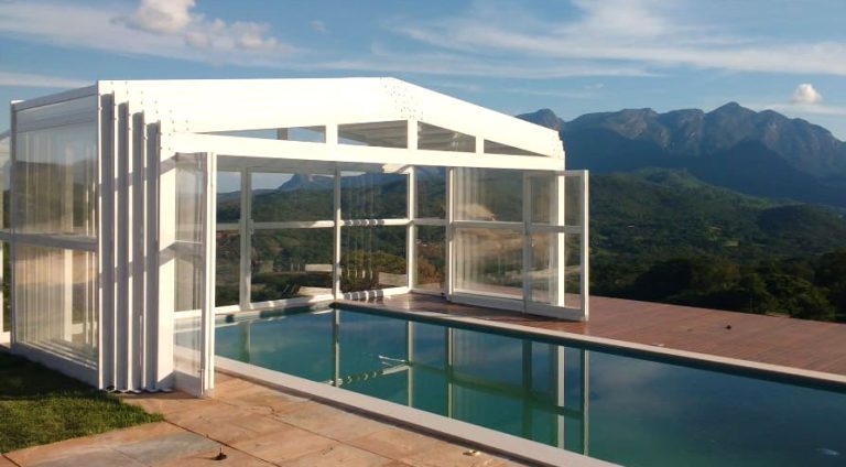 Las cubiertas de acrílico retráctiles añaden más sofisticación y versatilidad a los ambientes al aire libre